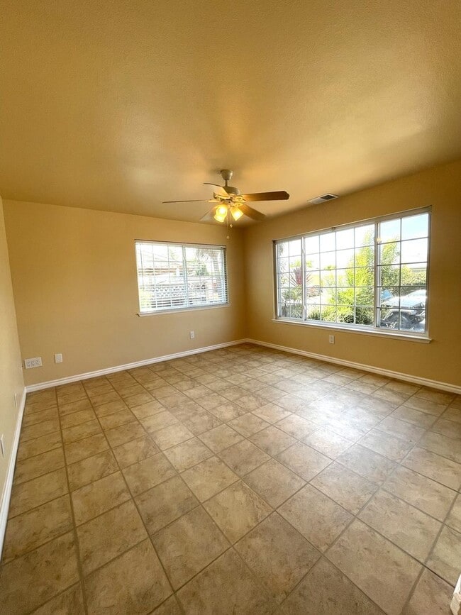 Foto del edificio - Move in Ready Updated 3 bedroom 2 Bathroom Home in Fremont