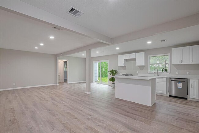 Building Photo - 7702 Darnay Dr
