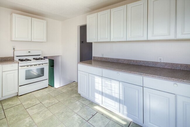 Foto del edificio - Split Level Near DE/MD line- Available in August