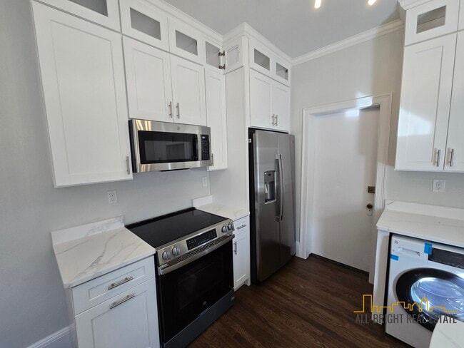 Building Photo - 369 Tappan St