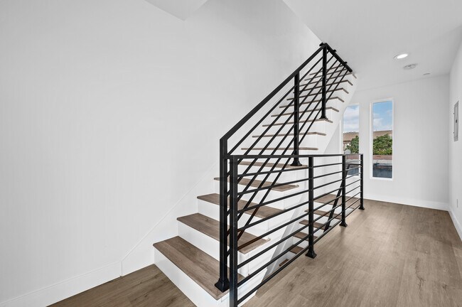 Building Photo - 2111 S Ridgeley Dr