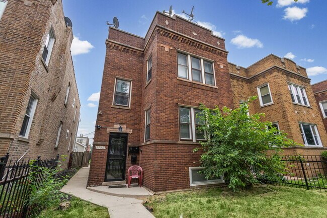 Building Photo - 1742 N Mayfield Ave