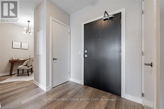 Photo du bâtiment - 5240-5240 Dundas St