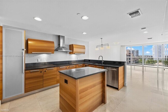 Building Photo - 3 br, 3.5 bath Condo - 2950 NE 188th St Ap...