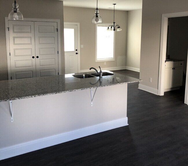 Building Photo - 2 BD 2.5 BA TOWNHOME FOR RENT NEAR TTU