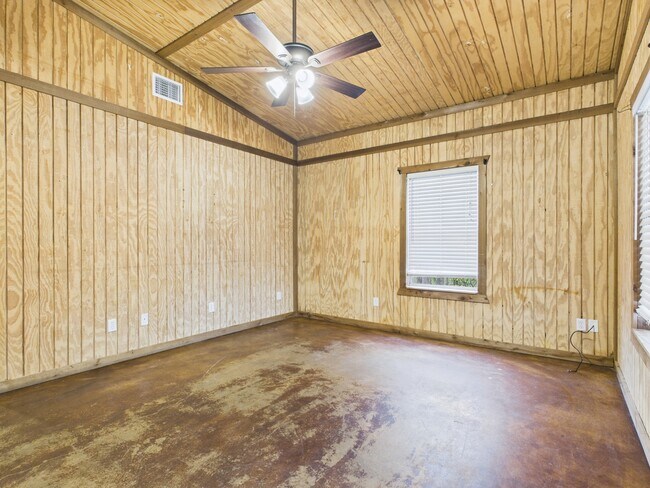 Foto del edificio - 5822 Leonard Rd