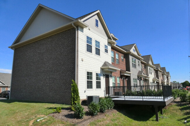 Foto del edificio - 904 Somerville Ct