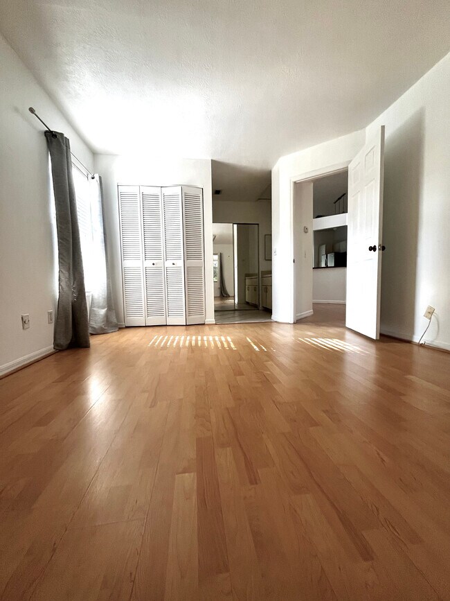 Foto del edificio - 1966 Sixty Oaks Ln