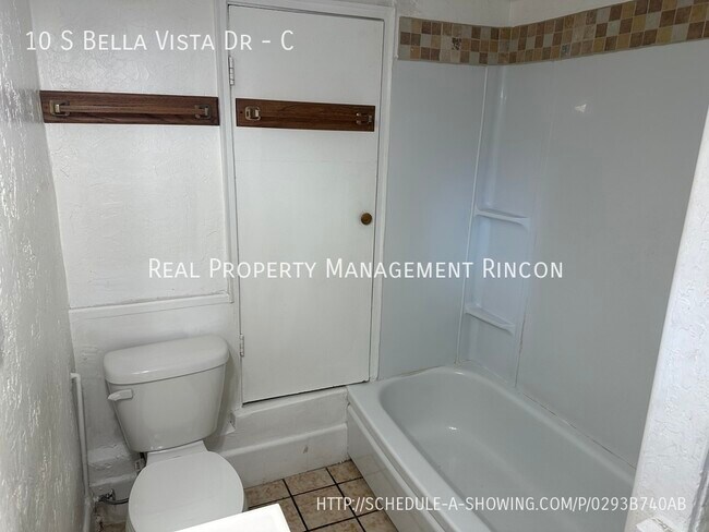 Building Photo - 2 Bedroom Mountainside Beauty!!