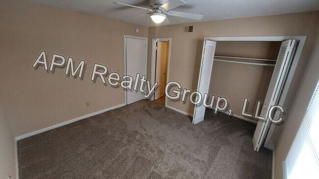 Building Photo - Downstairs apartment off main Street