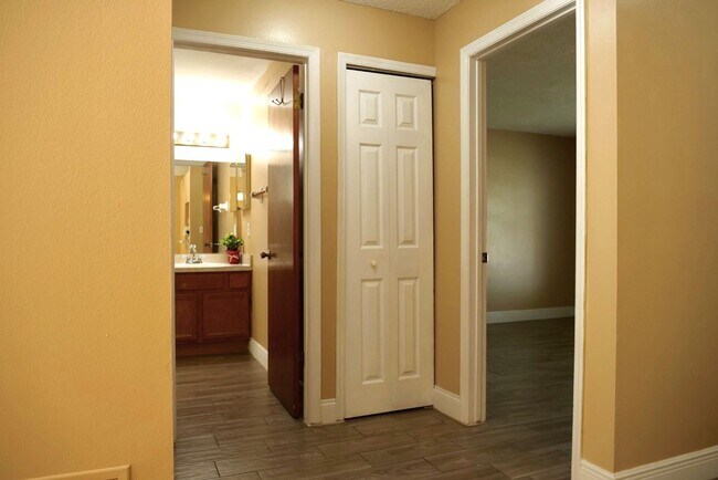 Building Photo - Spacious & Bright 2BD/1BA Home – Move-In R...