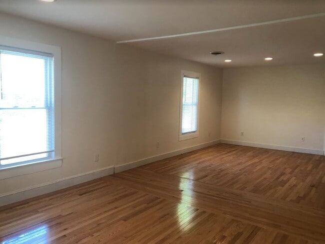 Building Photo - 1102 N Juniper Ave