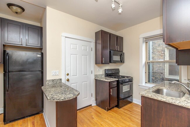 Building Photo - 4903 W Cullom Ave