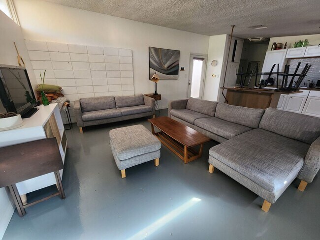 Foto del edificio - Fully Furnished 2 Bed 1 Bath