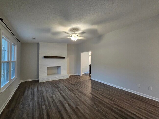 Foto del edificio - 620 Rainbow Dr