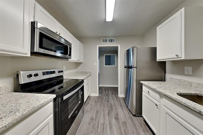 Building Photo - 627 Jeff Davis Dr