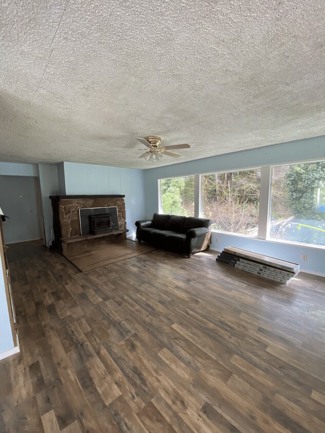 Foto del edificio - Creekside 1-Bedroom Home in Allyn with Bonus Room and Fireplace