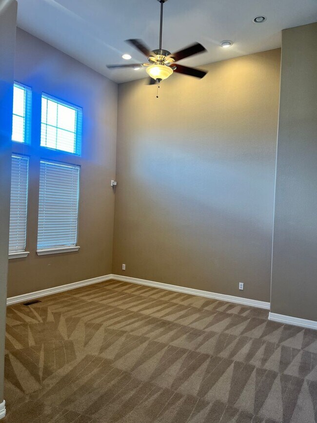 Foto del edificio - Beautifully maintained corner unit townhome!