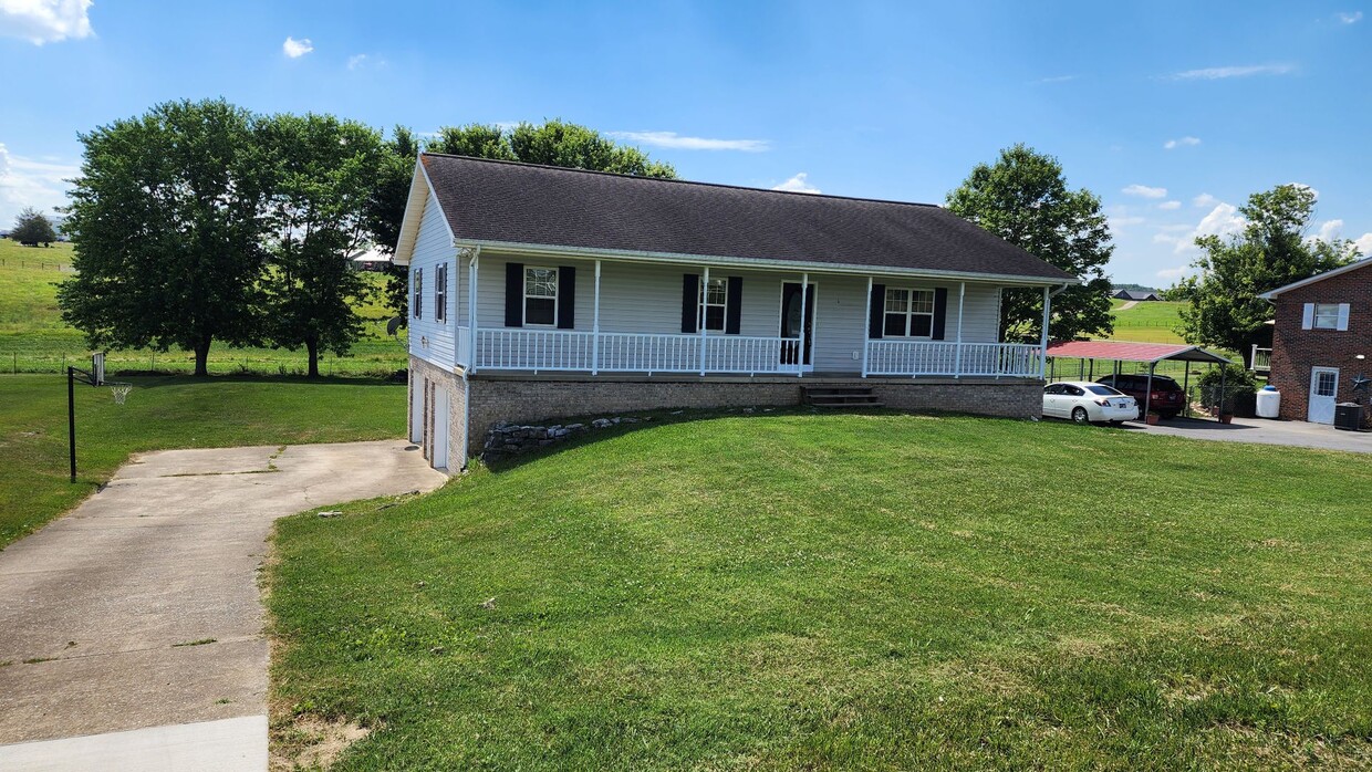 Primary Photo - Beautiful Home in Quiet Country Setting