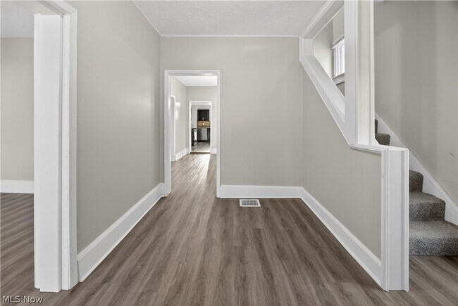 Foto del edificio - 1566 Winchester Ave