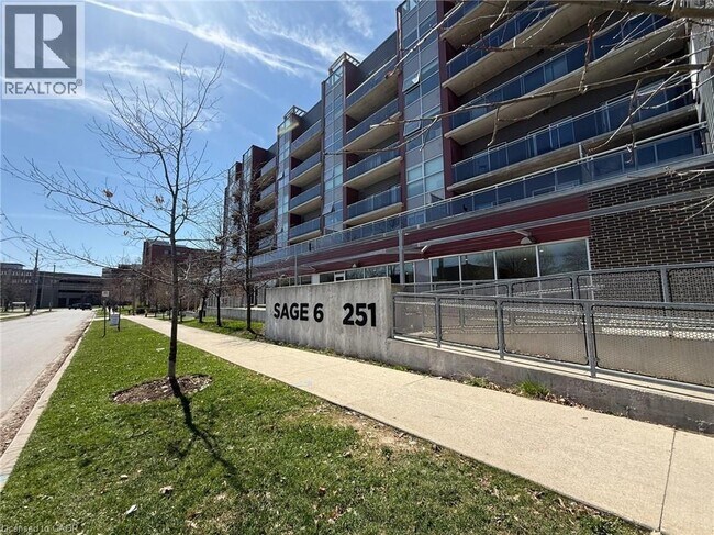 Photo du bâtiment - 251 Hemlock St