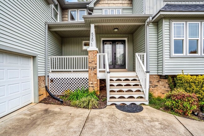 Building Photo - AVAILABLE FOR MOVE-IN AUGUST 10, 2026-BEAUTIFUL HOME ON A HILL!  FIRST FLOOR MASTERBEDROOM!