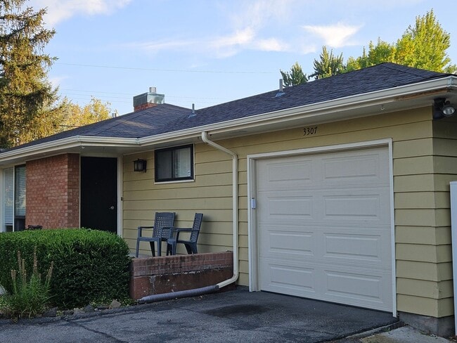 Building Photo - Fully Furnished Mid Century Charmer- month to month/midterm/short term, 3 bedrooms, highly desira...