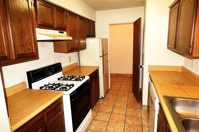 Kitchen - 2176 Hedgerow Rd