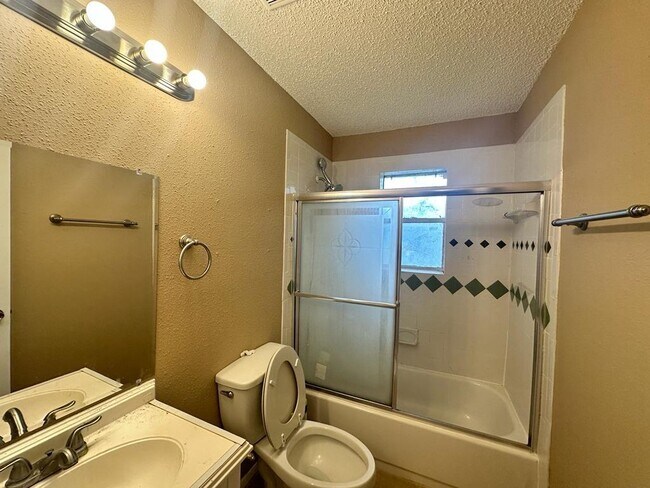 Building Photo - 522 Oakdale Dr