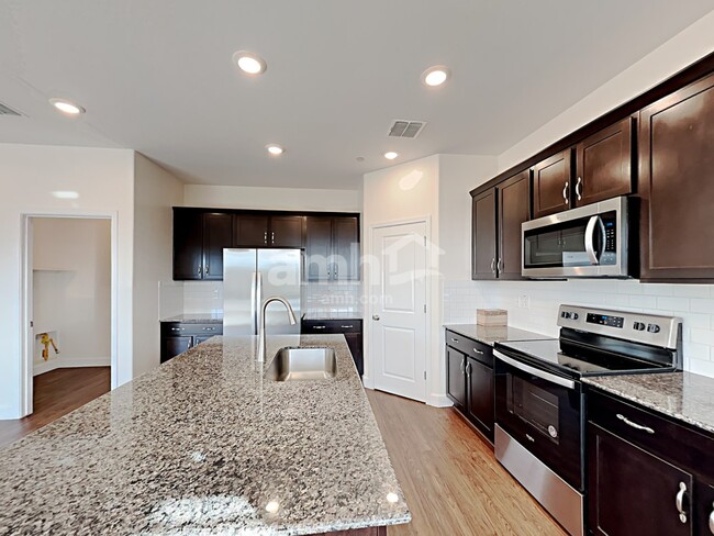 Foto del edificio - 5919 W Columbine Dr