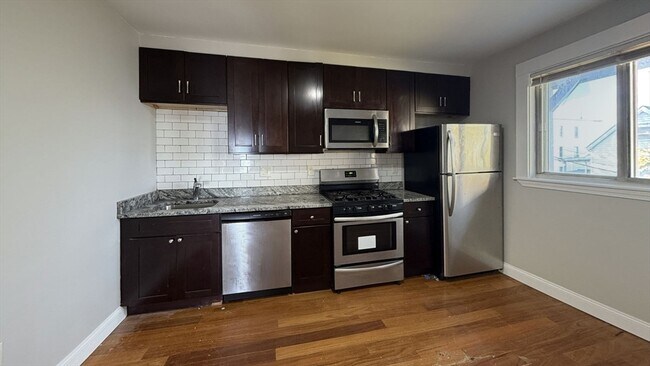 Foto del edificio - 324 Princeton St