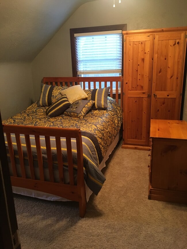 1 room - 908 E Sherman Ave