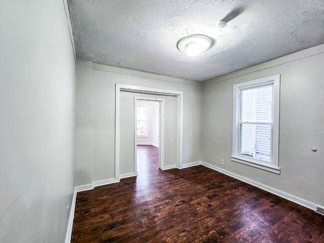 Building Photo - 2 Bedroom Apartment Near Science Hill