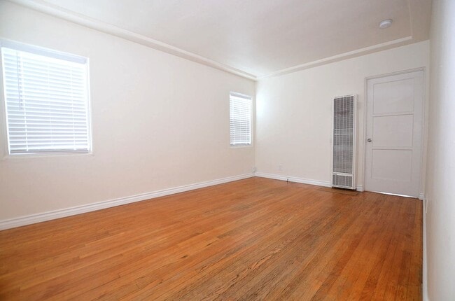 Building Photo - 1Bd/1Ba Home, large back yard. 1 Car garage.