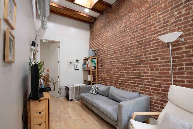 Building Photo - 171 E 105th St