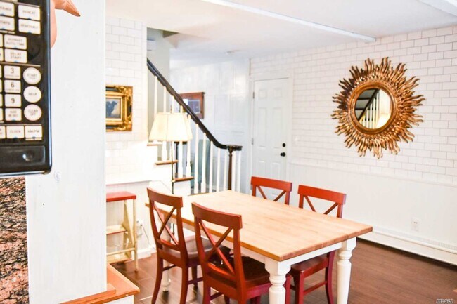 Building Photo - 9 Deauville Ct