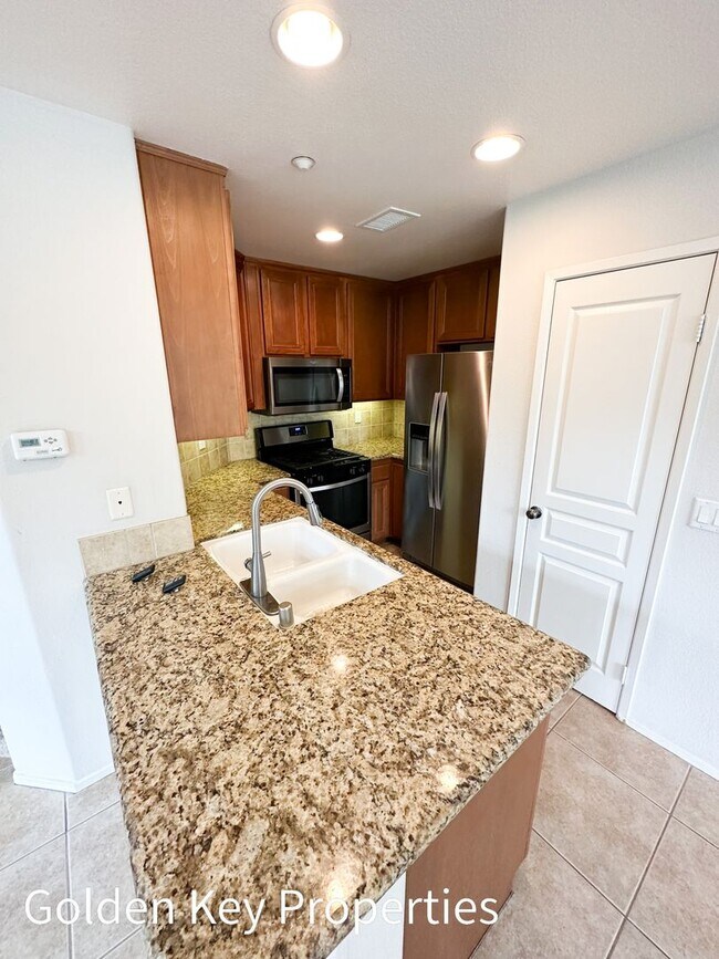 Foto del edificio - Beautiful, highly desirable end-unit in Co...