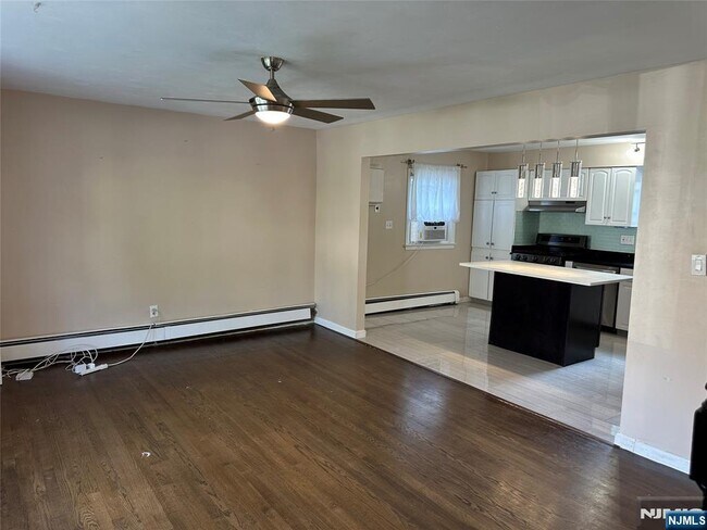 Building Photo - 777 Oakwood Ln