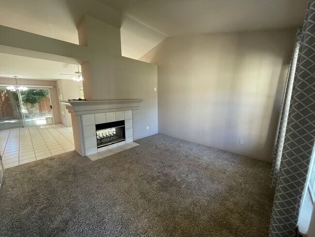 Foto del edificio - Single story home in convenient Salida!