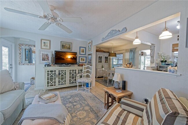 Building Photo - Annual unfurnished 2 bed /1 bath house ava...