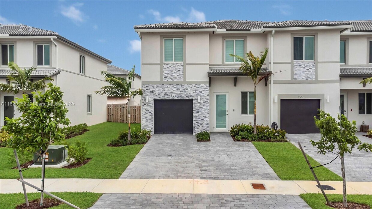 Foto principal - 725 SE 14th Ct
