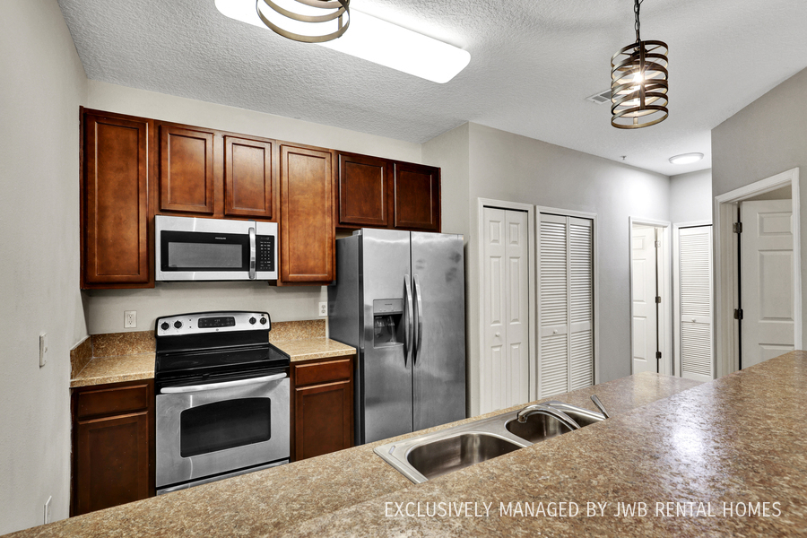Foto principal - 6935 Ortega Woods Dr