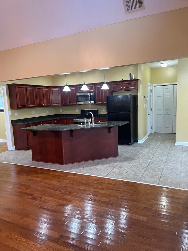 Building Photo - 895 Pea Ridge Rd