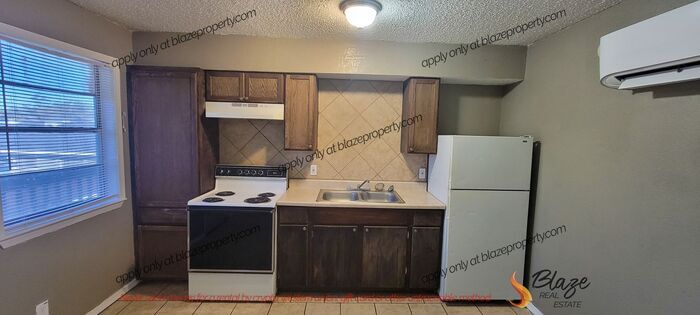 Building Photo - Spacious home