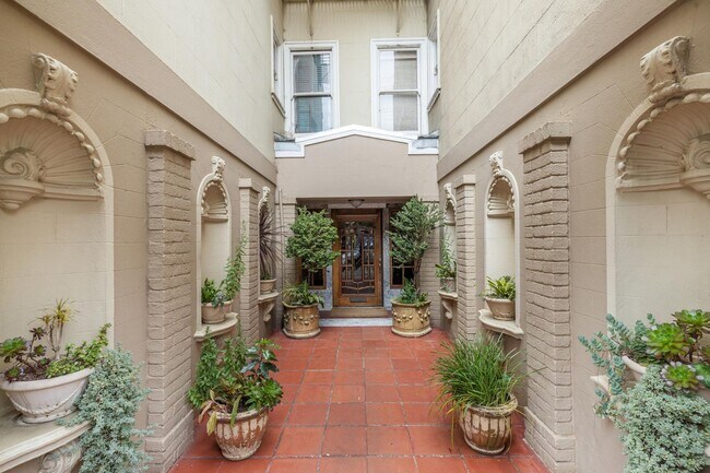 Foto del edificio - Pacific Heights: Updated Condo w/ Enchanting Shared Garden