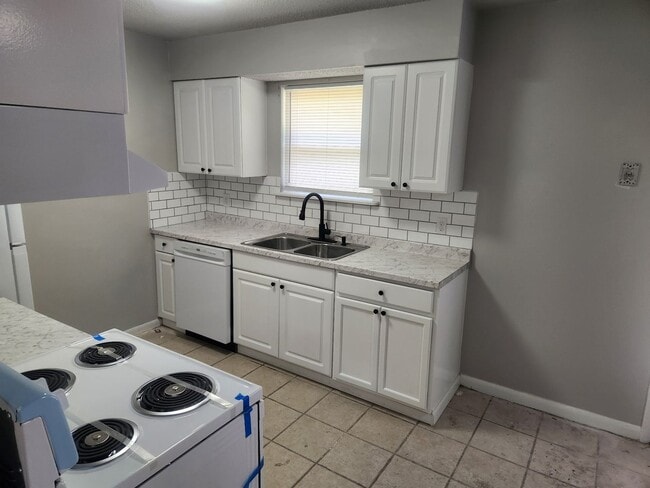 Foto del edificio - FOR RENT