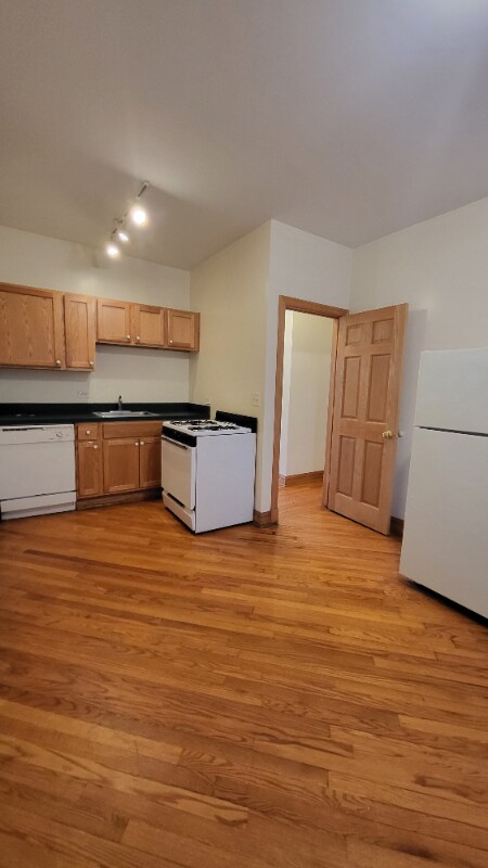 Building Photo - 5037 S Dorchester Ave