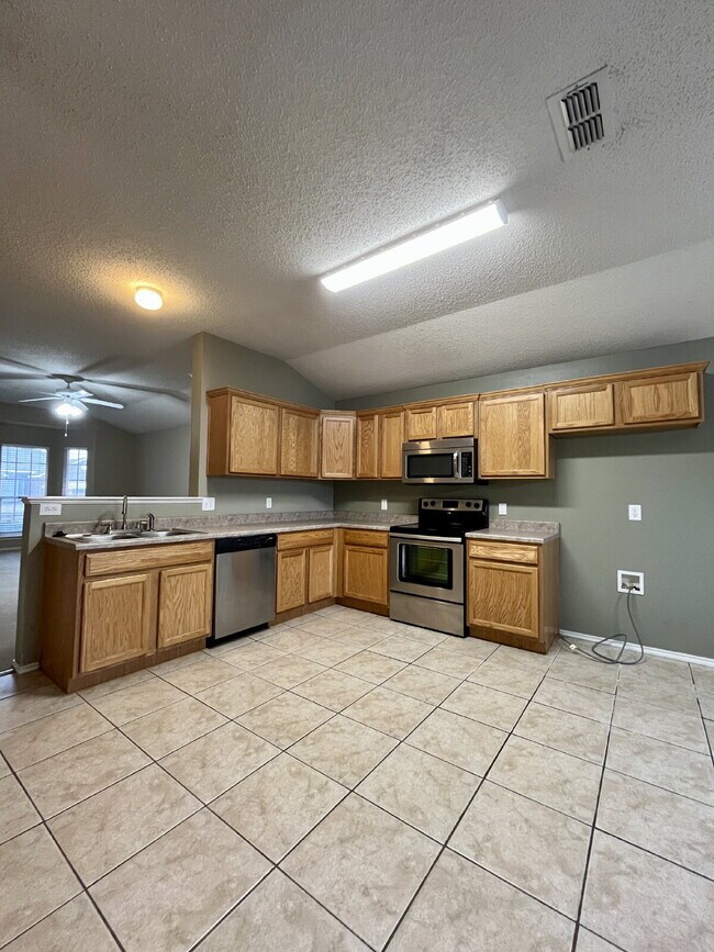 Building Photo - 3/2/2 on a Quiet Cul-De-Sac Street in the Frenship ISD