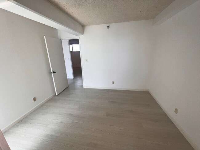 Building Photo - Fairway House: Newly Renovated.  2 bedroom...