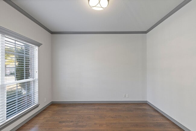 Building Photo - Luxury Living in a Gated Community